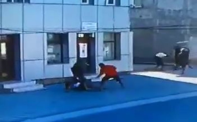 Violență la strada mare! Un băiat de 14 ani a fost ÎNJUNGHIAT de un adolescent, iar un bărbat a fost UCIS în bătaie, în stradă