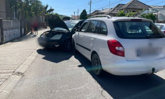 Cluj: Impact între două mașini. O femeie a rămas încarcerată