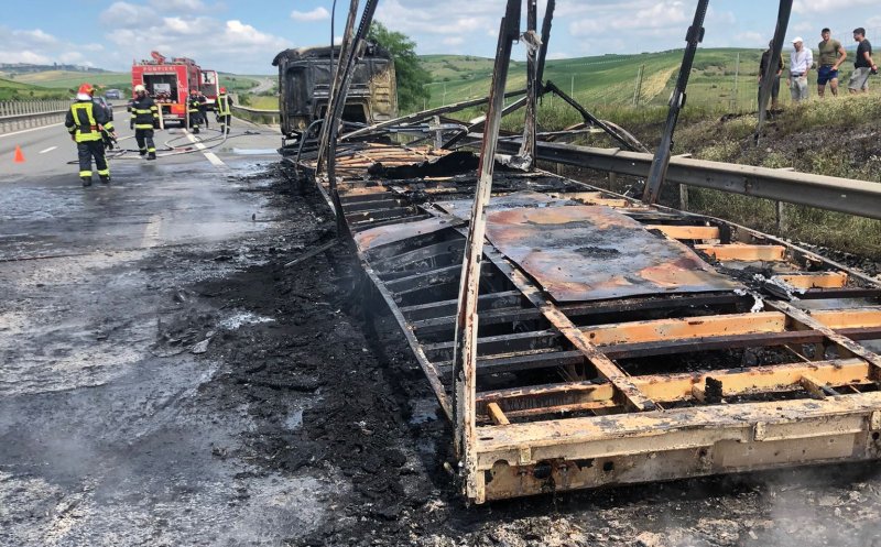 TIR în flăcări pe A3. Intervin pompierii