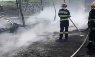 TIR în flăcări pe A3. Intervin pompierii