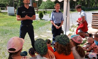 Poliţiştii clujeni, vizită într-o tabără din Cluj. Le-au explicat copiilor cum stă treaba cu drogurile, strada şi mediul online