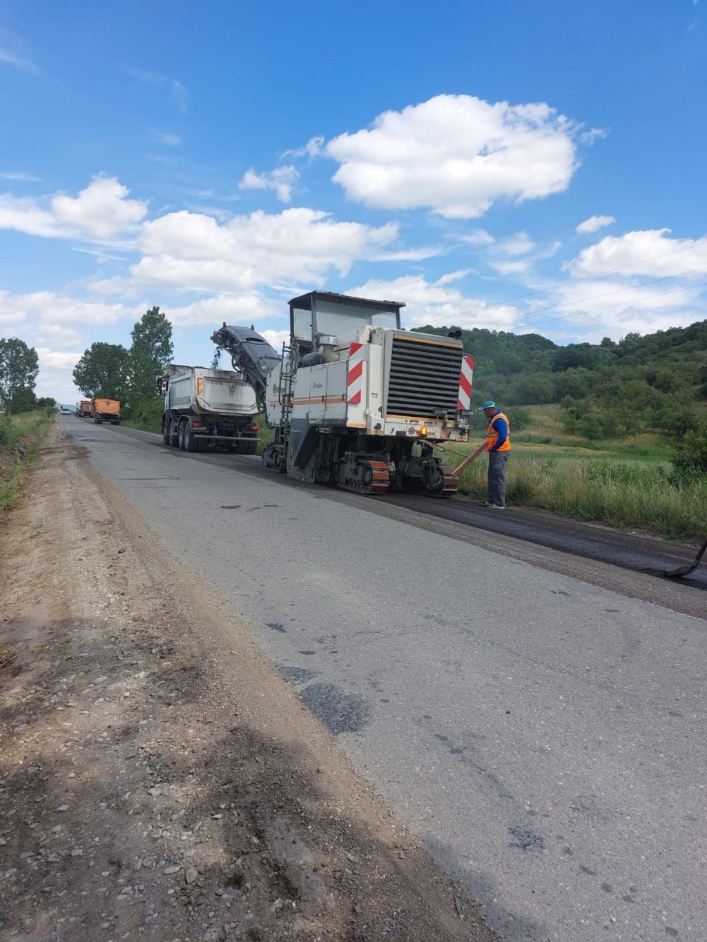 Reparații pe un nou drum județean din Cluj. A fost afectat de traficul greu