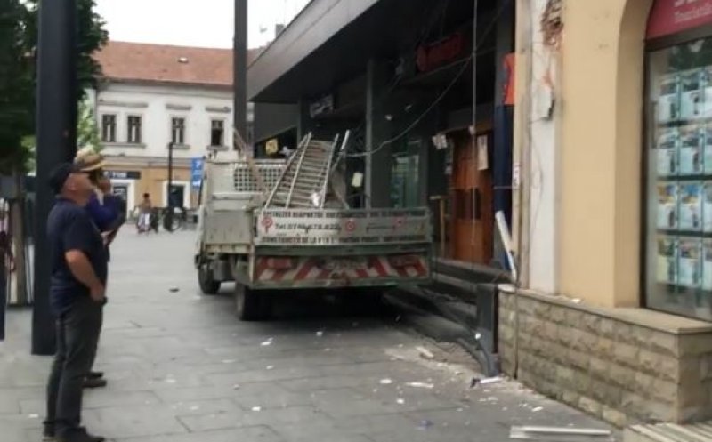 Accident pe Regele Ferdinand. O camionetă a ajuns pe trotuar, până în scările de la Central
