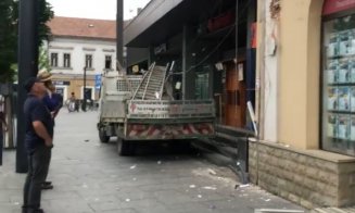 Accident pe Regele Ferdinand. O camionetă a ajuns pe trotuar, până în scările de la Central