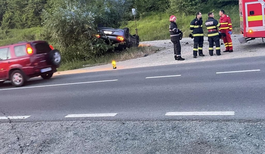 ACCIDENT în Cluj-Napoca: Mașină cu roțile în sus în afara părții carosabile