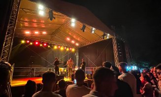 Nu sunt iubite manelele la Cluj? Mai mulți jandarmi decât spectatori în prima seară a festivalului de la Cămărașu