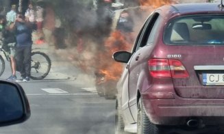 O mașină a luat foc pe Calea Turzii
