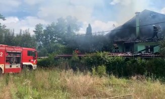 Casă cuprinsă de flăcări la Cluj. Pompierii intervin cu trei autospeciale