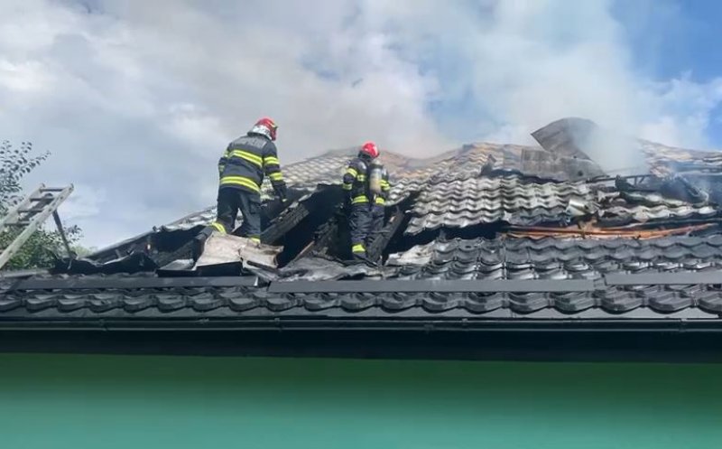 Casă cuprinsă de flăcări la Cluj. Pompierii intervin cu trei autospeciale