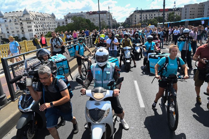 Viktor Orban vine în România. La Budapesta, protestatarii au blocat un pod peste Dunăre
