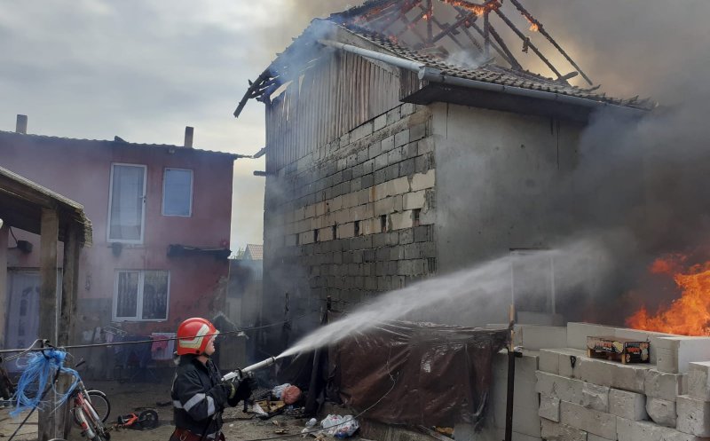 Incendiu serios în Gilău. Mai multe locuințe au luat foc / Pompierii intervin cu patru autospeciale
