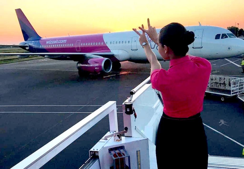 Wizz Air dezvăluie salariile însoțitorilor de zbor din România