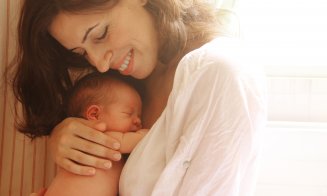 Mamele cu nou născuți din categoriile cele mai defavorizate vor primi 2.000 de lei de la stat. Cât timp beneficiază de bani