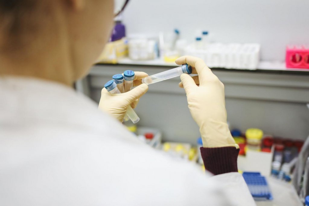 Peste 3.700 de cazuri noi COVID-19, azi, la nivel național. 7 oameni au murit. Câți infectați sunt în Cluj