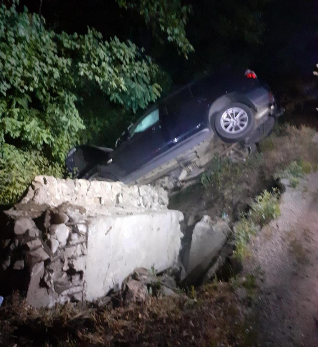 Accident. Un BMW s-a răsturnat la Ciucea. Șoferul e grav rănit la spital
