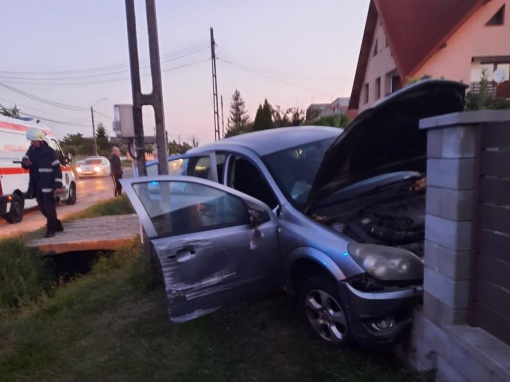Final de drum tragic pentru un șofer. A murit după ce s-a izbit cu mașina de gard