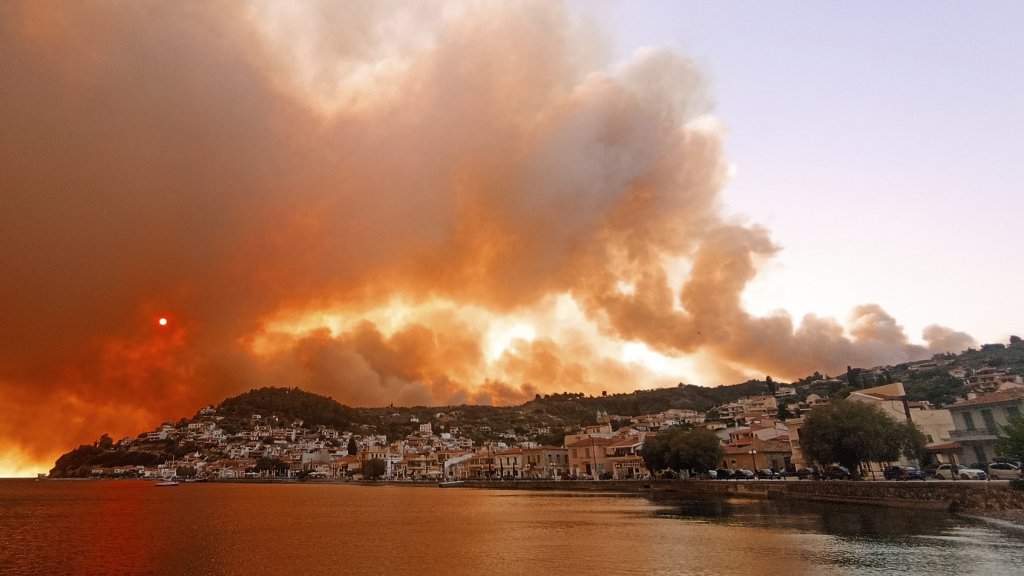 Atenţionare de călătorie pentru Grecia: caniculă, incendii și vânt puternic. Zonele cele mai vizate