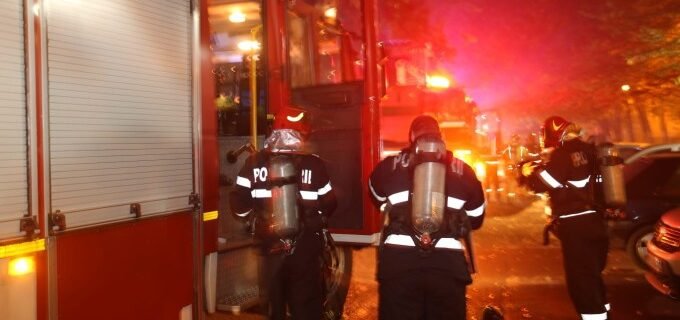 Incendiu într-un bloc din Bună Ziua. A luat foc bucătăria unui apartament