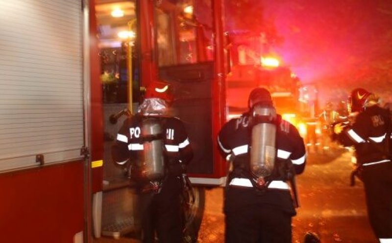 Incendiu într-un bloc din Bună Ziua. A luat foc bucătăria unui apartament