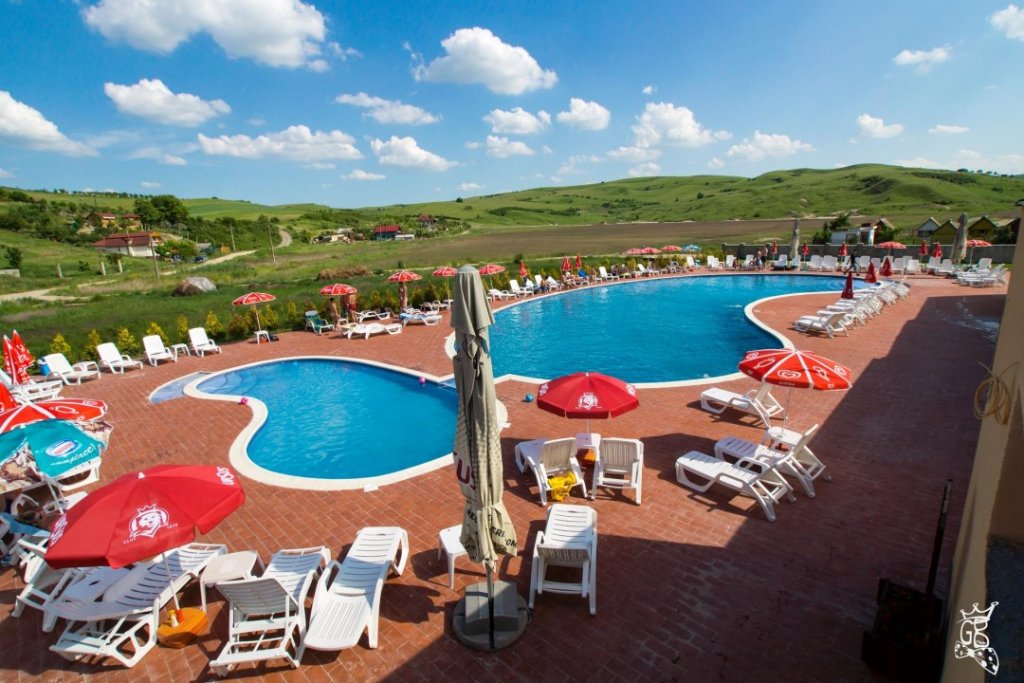 Caniculă mare, mon cher! Unde ne bălăcim și la ce preț: de la ștrandurile din oraș, la piscinele cu verdeață și umbră  din împrejurimi