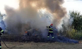 O mașină s-a făcut scrum pe un drum din Cluj. Oamenii au reușit să scape de foc