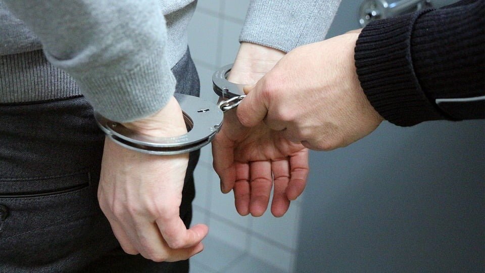 Şantaj şi ameninţări la Cluj, timp de o jumătate de an. Polițiștii l-au arestat abia acum pentru cercetări