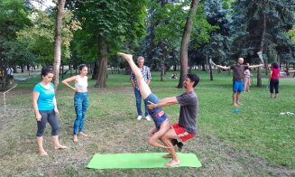 Poftiţi la yoga în Parcul Central din Cluj-Napoca! Adi Dohotaru: "Am stat și eu cu capu-n jos. Mișto relaxare"