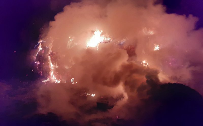 Ţigara, bat-o vina! Au ars 50 tone de baloți de fân, iar pompierii au lucrat trei ore pentru a evita propagarea focului