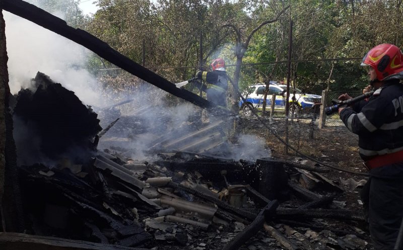 Cluj: Anexă gospodărească, făcută scrum. A luat foc de la un incendiu de vegetație