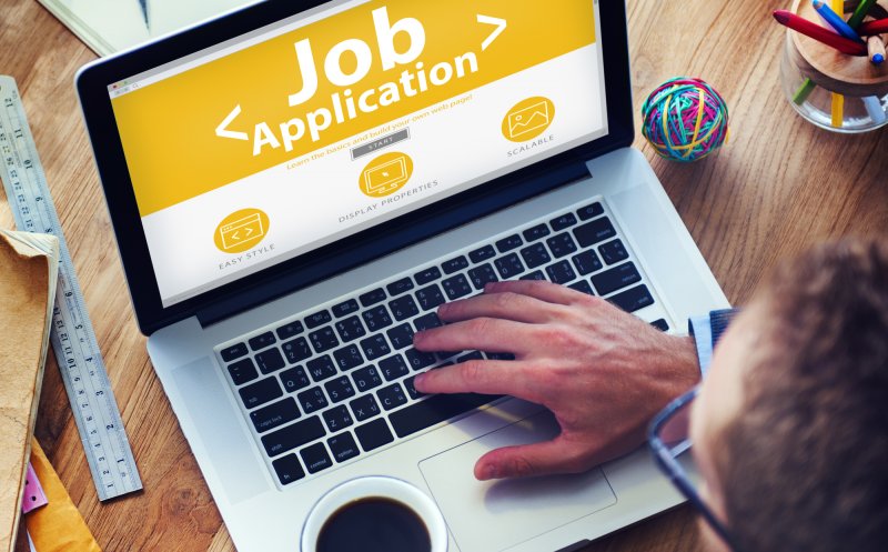 Românii aplică online pentru un loc de muncă. 2 din 3 depun CV-ul pe internet