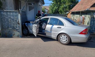ACCIDENT în Florești cu 2 victime, transportate la spital. O mașină a ajuns în curtea unei case... cu tot cu gard