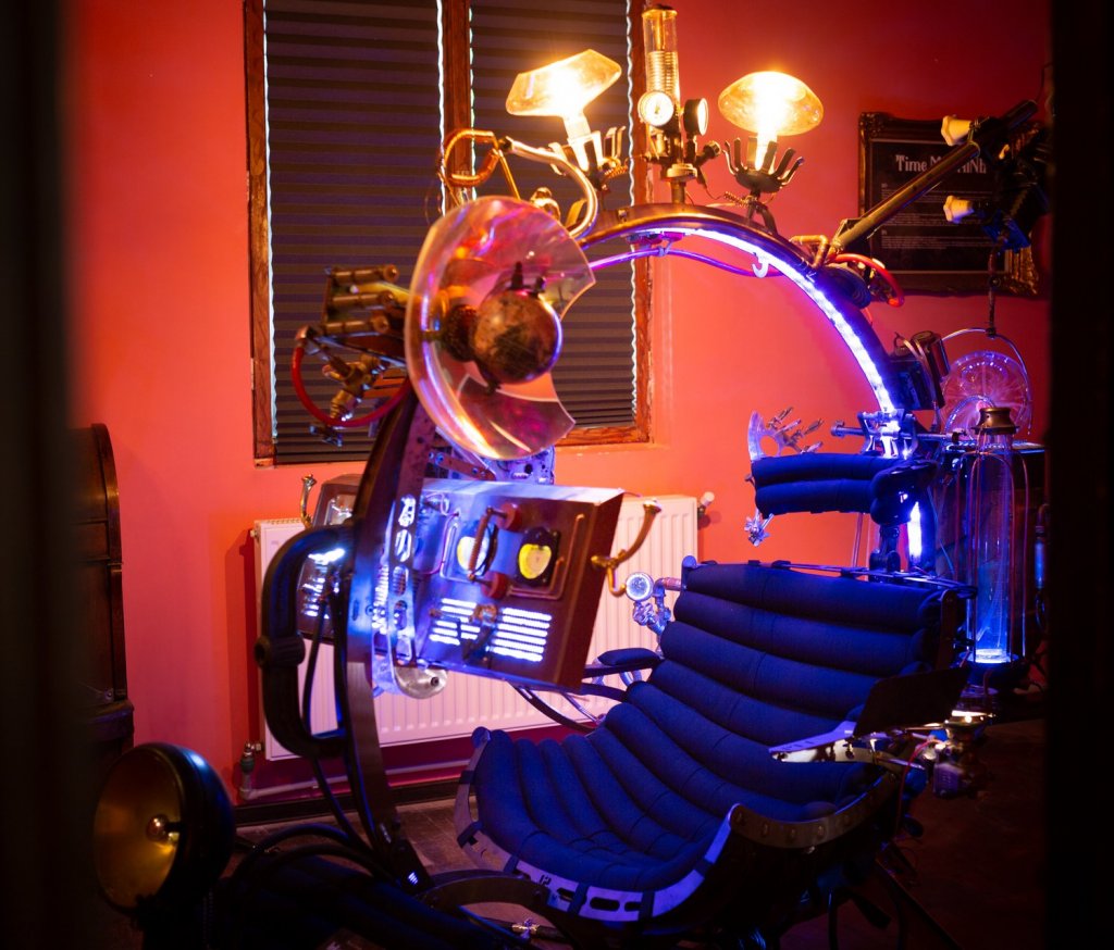 Muzeu de steampunk și fantasy la Cluj-Napoca! Mașina timpului, amplificator de serotonină sau aparate de tortură. Are și o cameră secretă