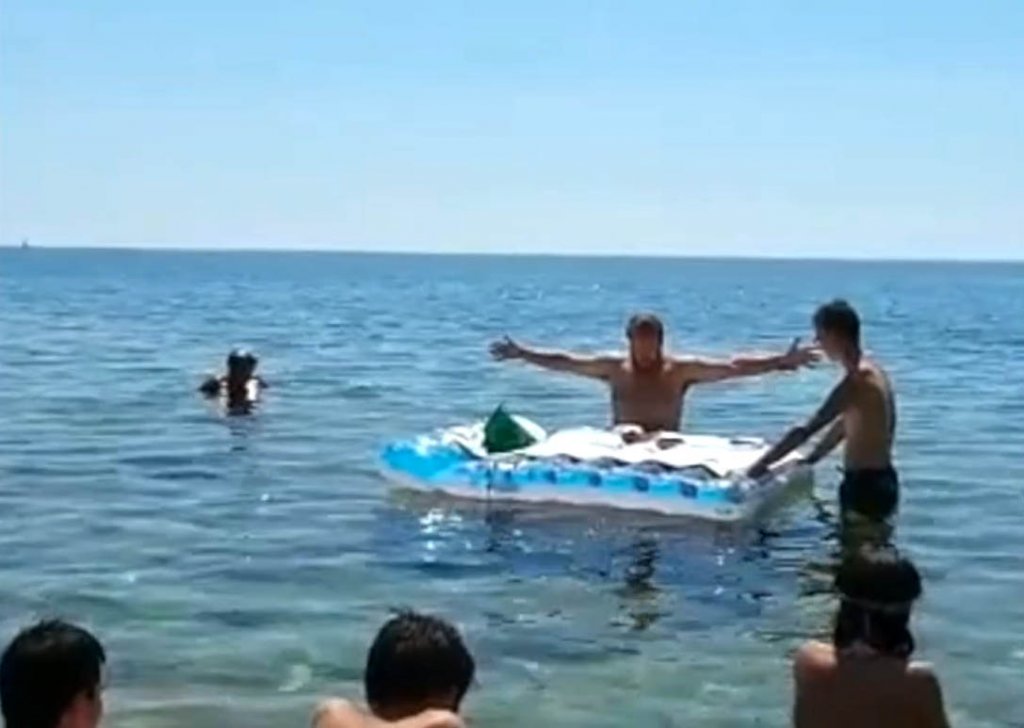 Un preot a ținut o slujbă în slip, pe un altar dintr-o saltea gonflabilă