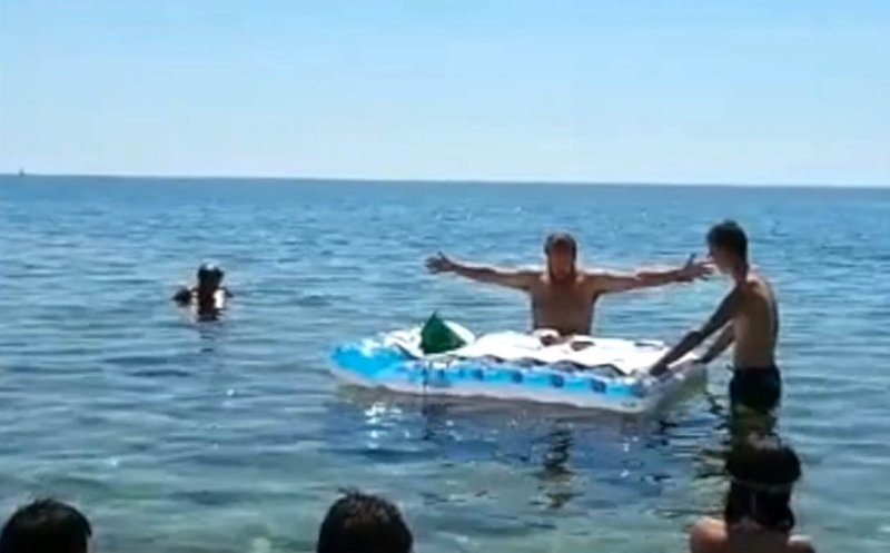 Un preot a ținut o slujbă în slip, pe un altar dintr-o saltea gonflabilă