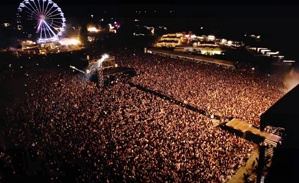 VIDEOCLIP filmat la festivalul Electric Castle din Cluj, viral pe YouTube, cu milioane de vizualizări în câteva zile