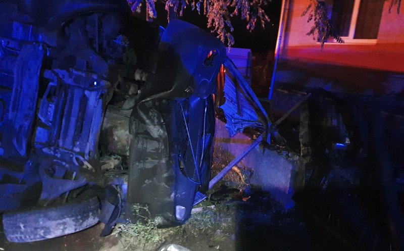 ACCIDENT în Cluj: Un microbuz a ieșit de pe șosea și a rupt o țeavă de gaz