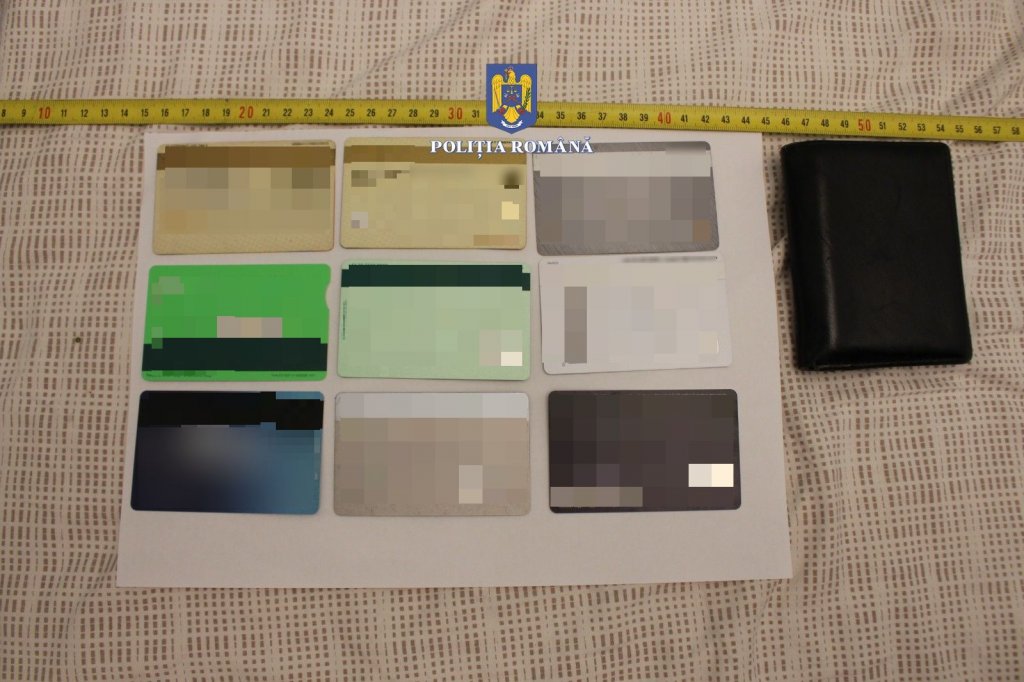 Dosar penal de înşelăciune. Poliţiştii au ridicat la percheziţii carduri, telefoane mobile și laptopuri