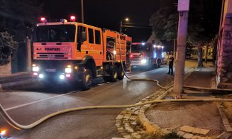 INCENDIU în Cluj-Napoca: Mașină de epocă din anii '50 "salvată" de către pompierii clujeni