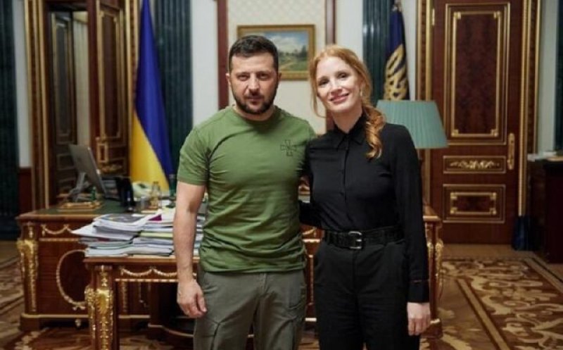 Actrița Jessica Chastain a vizitat un spital de copii din Ucraina. S-a întâlnit și cu președintele Zelenski