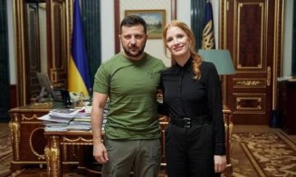 Actrița Jessica Chastain a vizitat un spital de copii din Ucraina. S-a întâlnit și cu președintele Zelenski