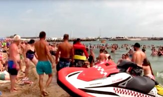 4 MORŢI în 24 de ore pe litoralul Mării Negre. Un turist a înecat un salvamar în disperarea de a se salva din valuri