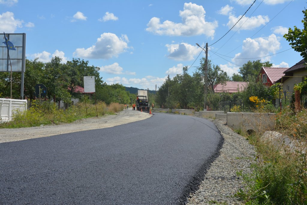 Se asfaltează drumul județean care traversează localitatea Sucutard