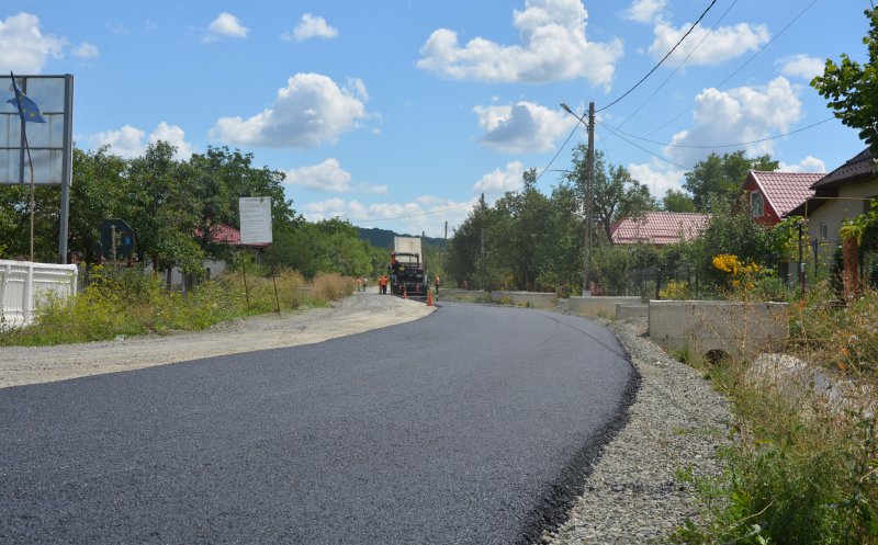 Se asfaltează drumul județean care traversează localitatea Sucutard