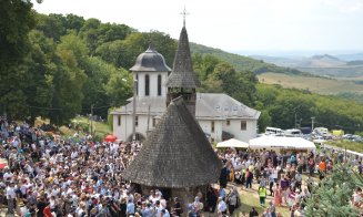 Sfânta Liturghie arhierească "Adormirea Maicii Domnului" de la Nicula / 20.000 de pelerini sunt la mănăstirea din Cluj