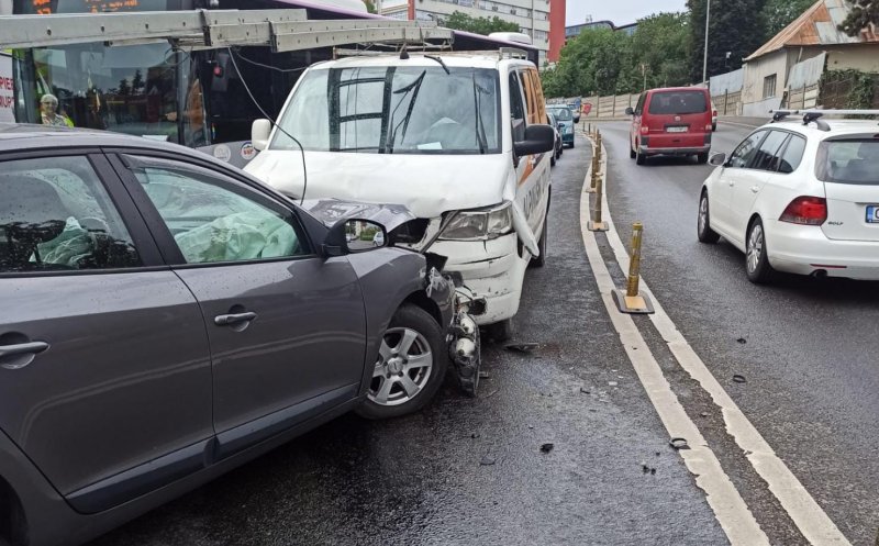 Accident cu trei mașini pe Calea Turzii. Doi tineri au ajuns la spital