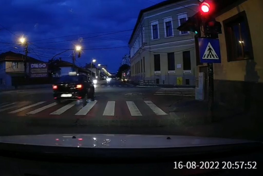RUPE-ŢI PERMISUL! Pe roşu, ca pe verde, în intersecţia Bucureşti cu Paris din Cluj-Napoca: "Nenea instructor, ești bolnav psihic"