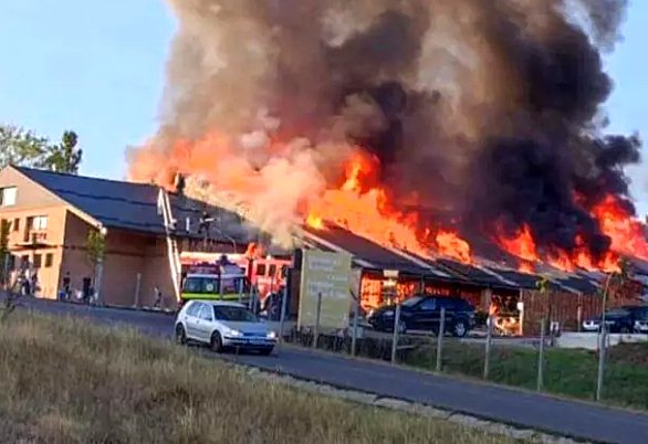 INCENDIU de amploare în Turda: ARDE un restaurant / Turiştii evacuaţi