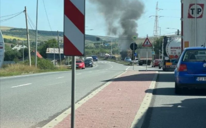 Incendiu pe Cluj - Turda. A luat foc un camion încărcat cu lemne