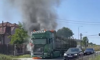 Incendiu pe Cluj - Turda. A luat foc un camion încărcat cu lemne