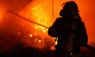 Incendiu de proporții la Cluj. O hală a fost cuprinsă în totalitate de flăcări